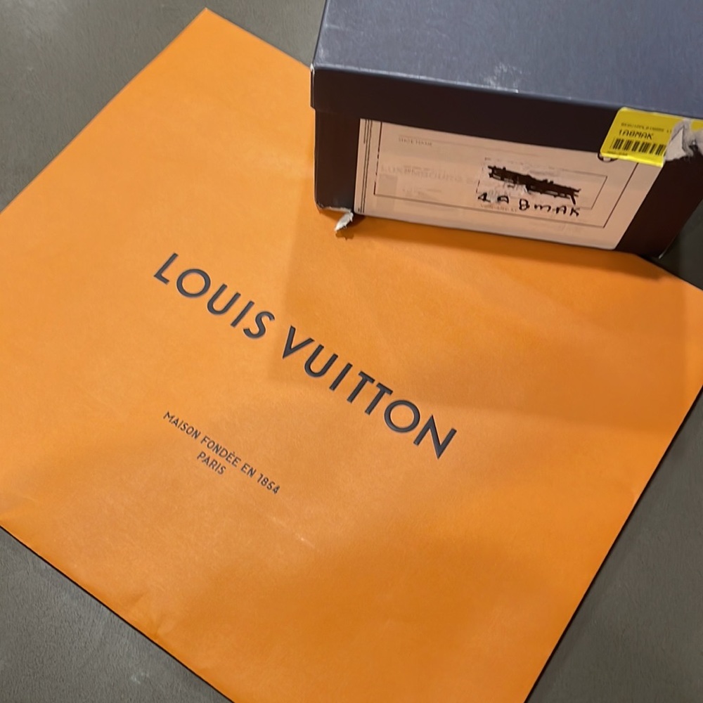 New and Authentic louis vuitton 1a8mak luxembourg sneakers in size 39.5 - Picture 4 of 16